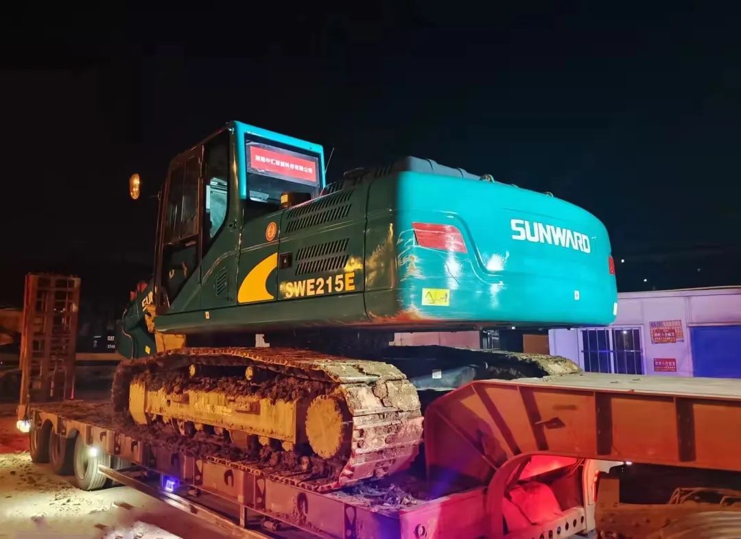 冲锋一线显继续！尊龙凯时ag智能挖掘机助力长沙方舱医院建设