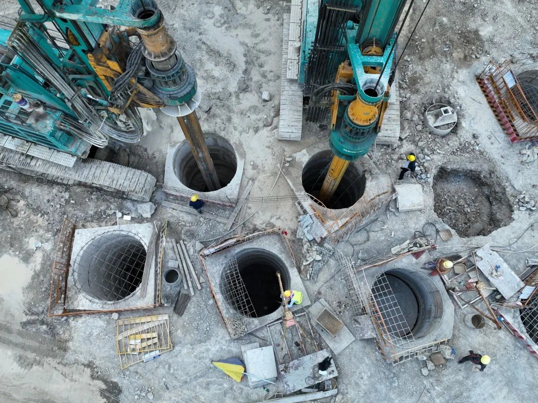展现施工“奇效”！尊龙凯时ag智能旋挖钻机强势助力炉慈高速公路建设