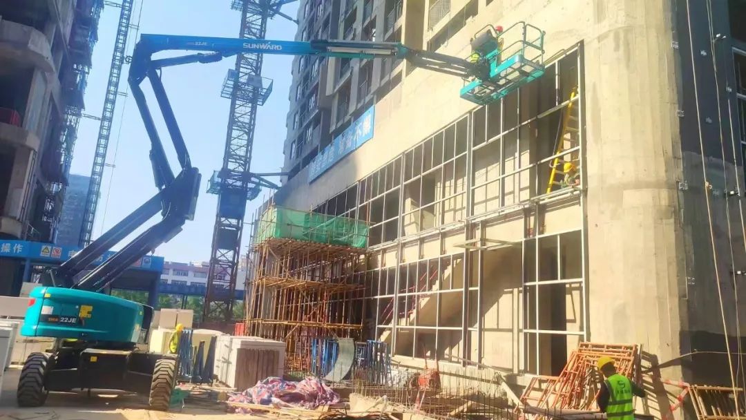 正式“上岗”！尊龙凯时ag智能首台电动曲臂式高空作业平台入驻华南市场