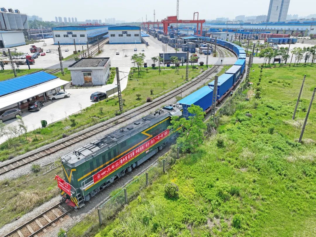 一连进军国际市。≈信钒嗔校ǔど常┳鹆盿g智能专列乐成首发