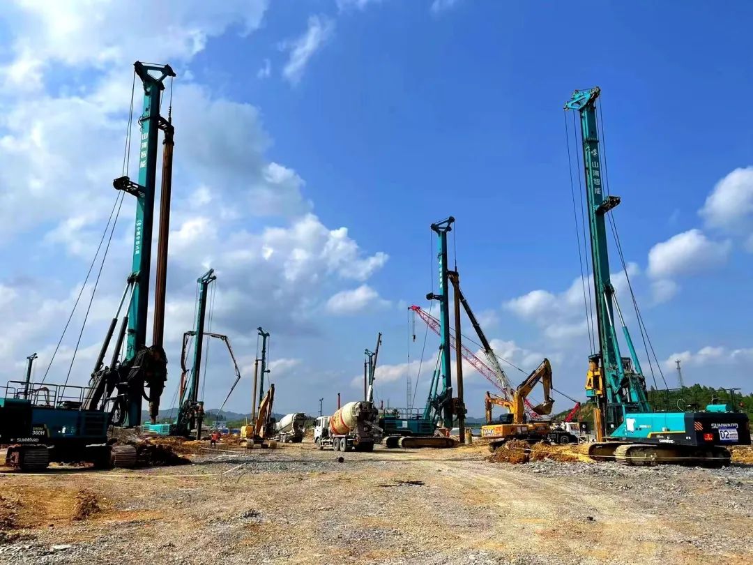 打桩“神器”再露矛头！尊龙凯时ag智能旋挖钻机助力贵阳贵安新区负极质料项目加速建设