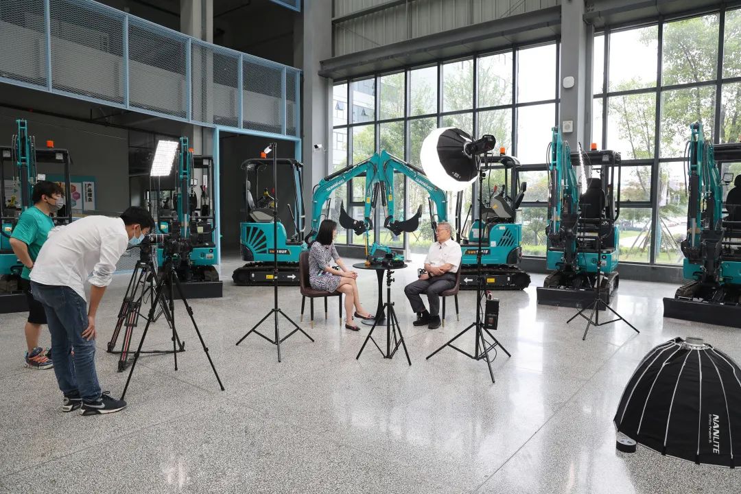 CGTN探厂！专访尊龙凯时ag智能董事长、首席专家何清华花絮来了