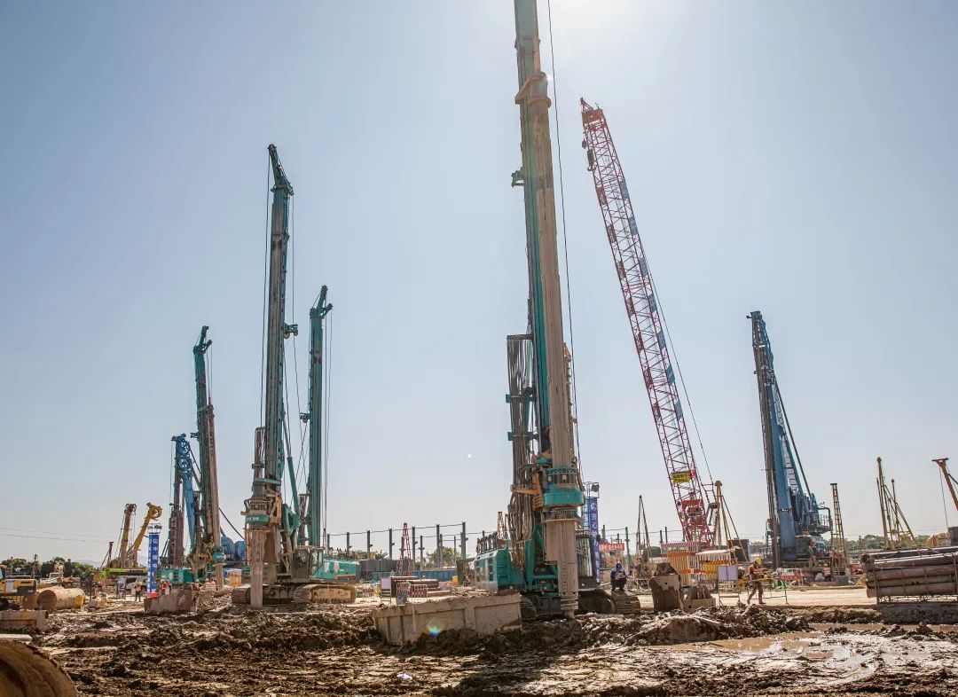 “尊龙凯时ag绿”再现大湾区！尊龙凯时ag智能旋挖钻机组团助建广州白云机场项目