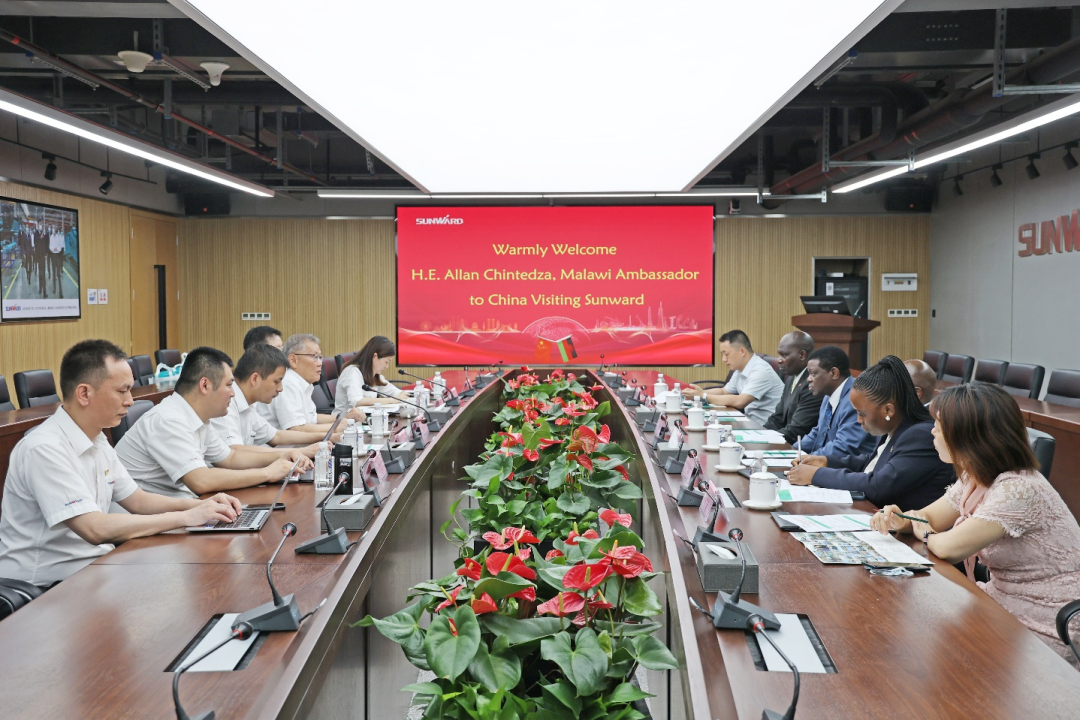 马拉维大使一行考察尊龙凯时ag智能