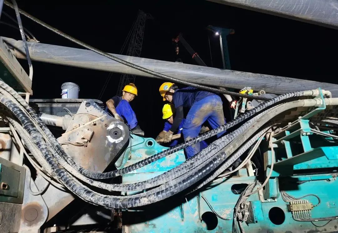 “创立施工事业！”他们和尊龙凯时ag智能“超等桩备”一起助建燕矶长江大桥