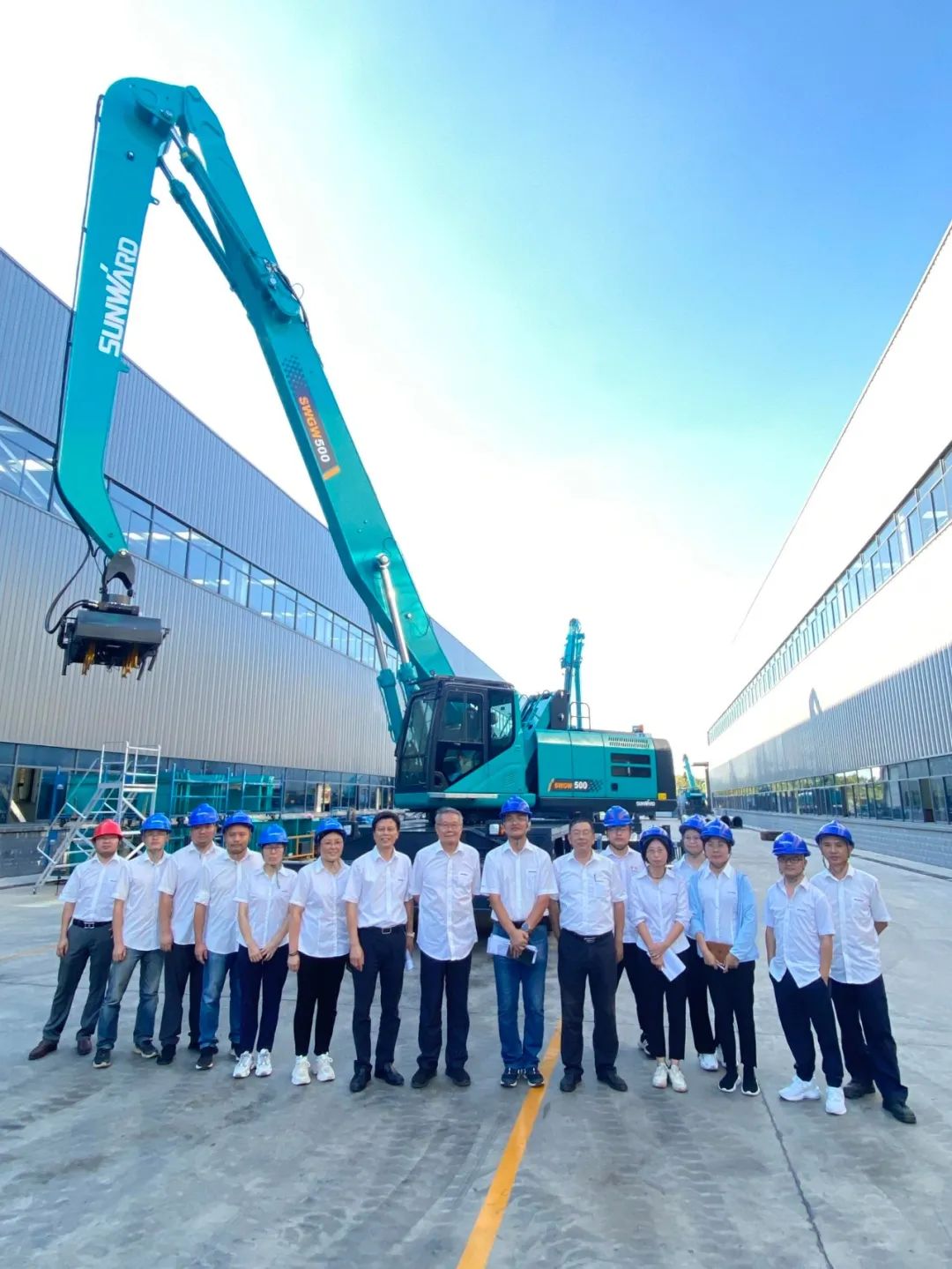 作业幅度达18米，尊龙凯时ag智能首台轮式抓料机乐成下线