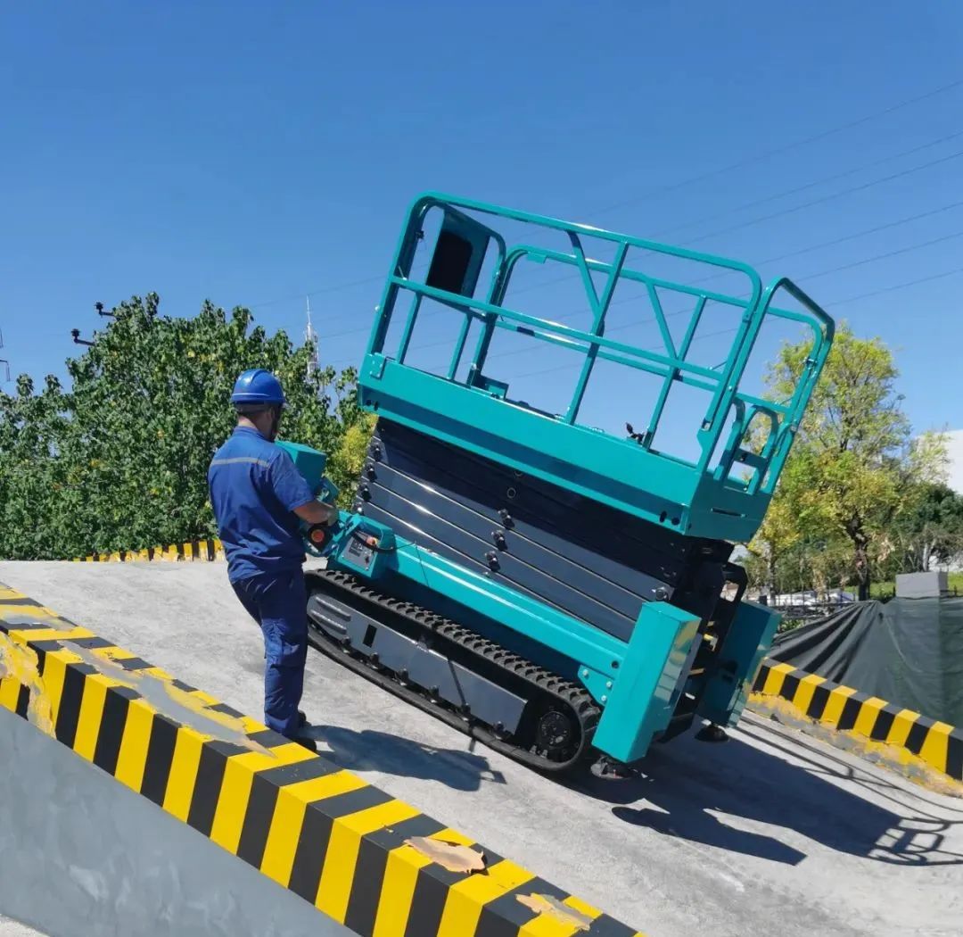 加速电动化产品结构，尊龙凯时ag智能第一款履带剪叉式高空作业平台来了！