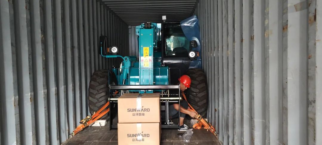 单笔采购金额万万元！尊龙凯时ag智能伸缩臂叉装车批量出口