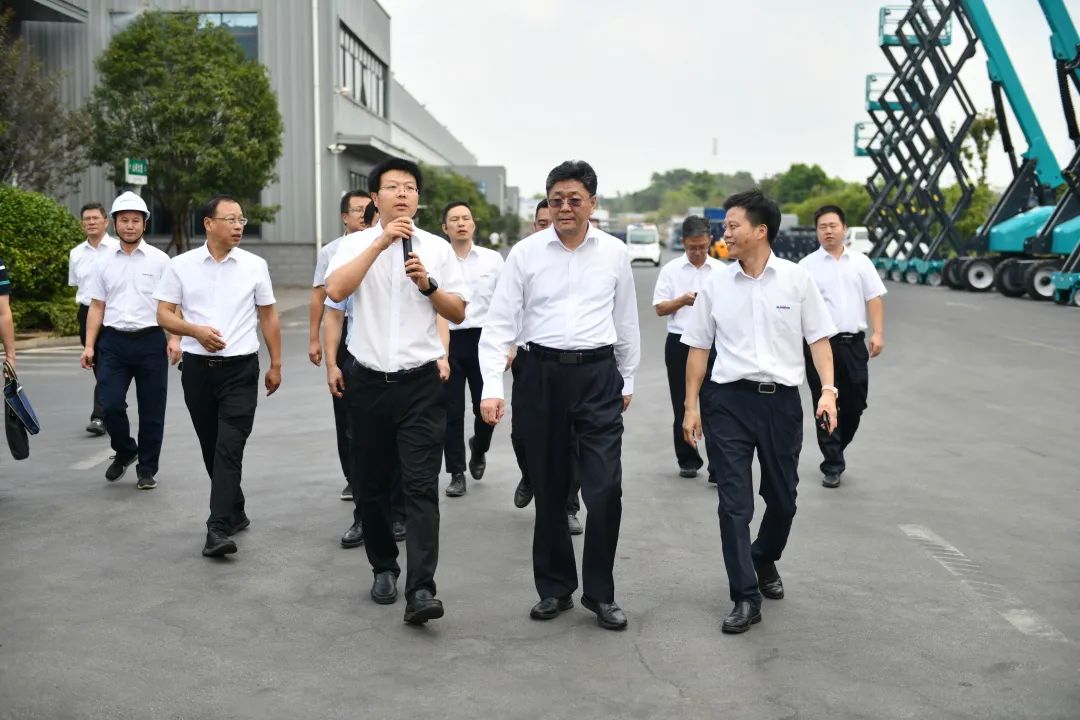 国家应急治理部郭治武局长一行考察尊龙凯时ag智能无人化应抢救援装备