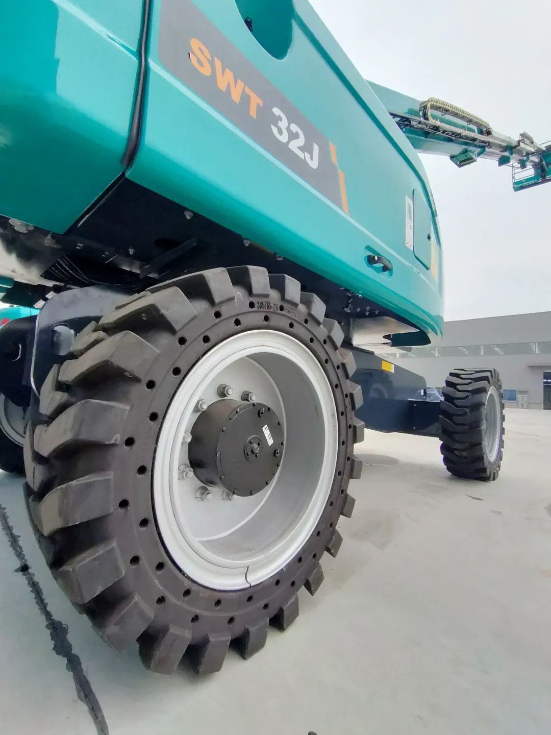 无需扩桥！尊龙凯时ag智能国四款32米直臂式高空作业平台乐成下线