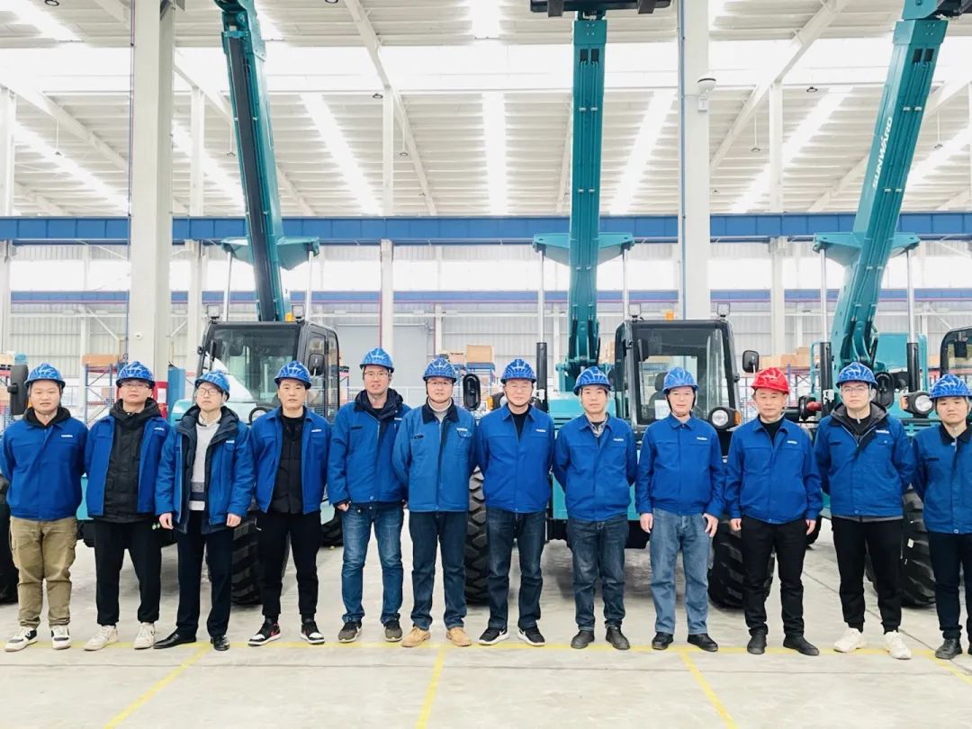 “兔飞猛进”添新品！尊龙凯时ag智能两款伸缩臂叉装车同时下线