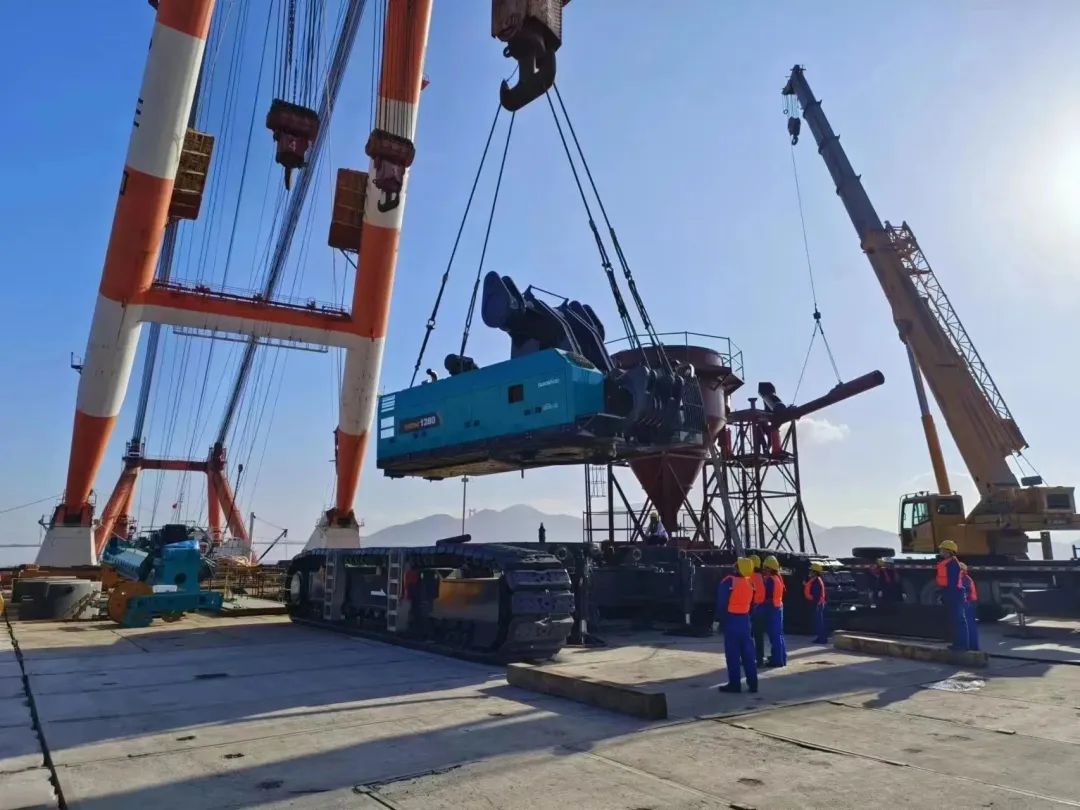 首桩开钻！尊龙凯时ag智能超等旋挖实力助建天下最大跨度公铁两用大桥