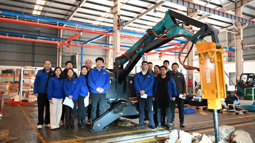 破拆应急，智能继续！尊龙凯时ag特装SWR280DE破拆机械人下线交付