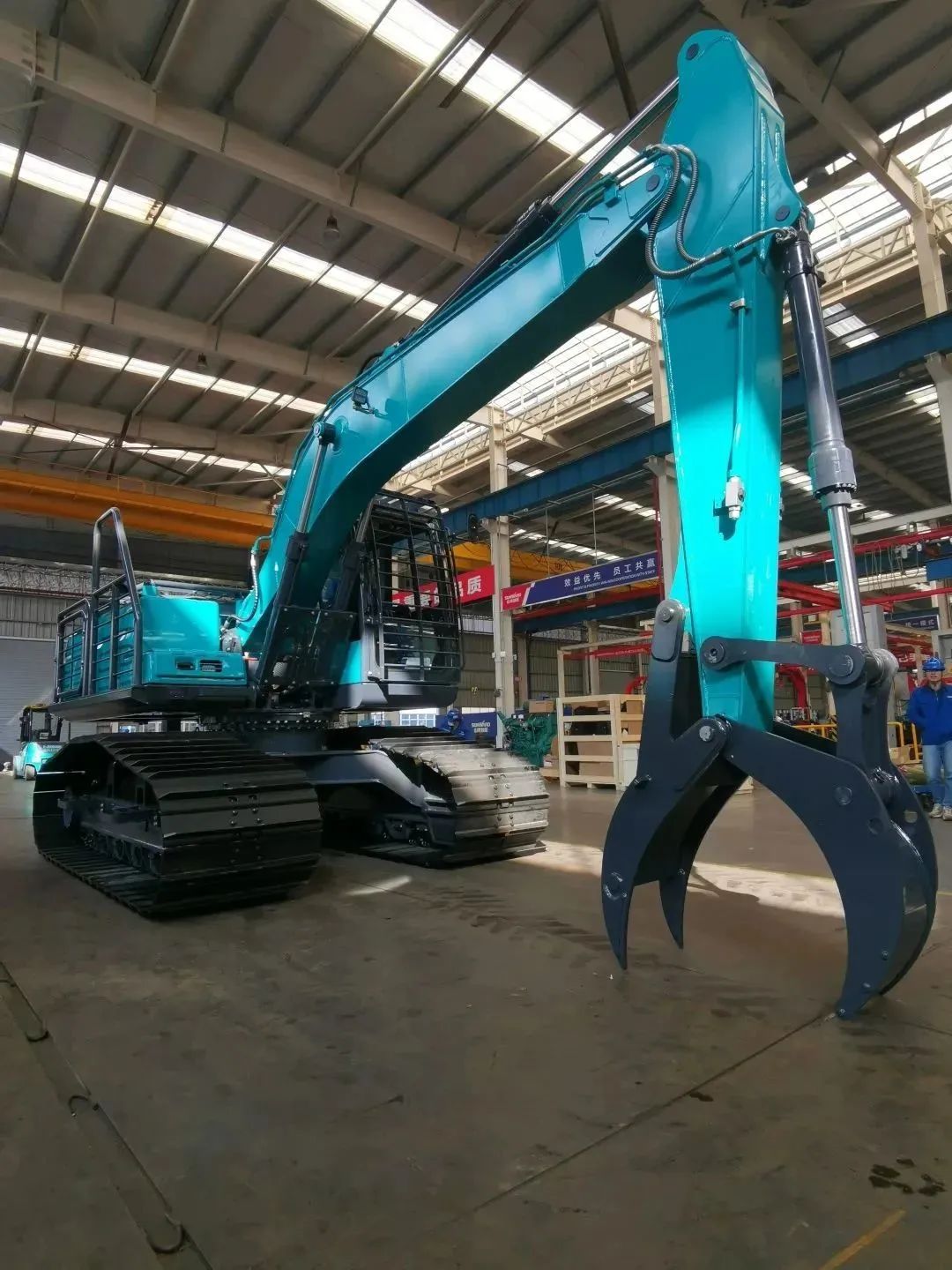 翻山越岭，称霸“武林”！尊龙凯时ag智能首款中型林业挖掘机乐成下线