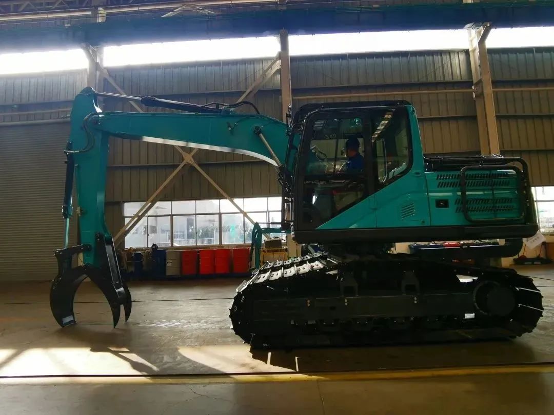 翻山越岭，称霸“武林”！尊龙凯时ag智能首款中型林业挖掘机乐成下线