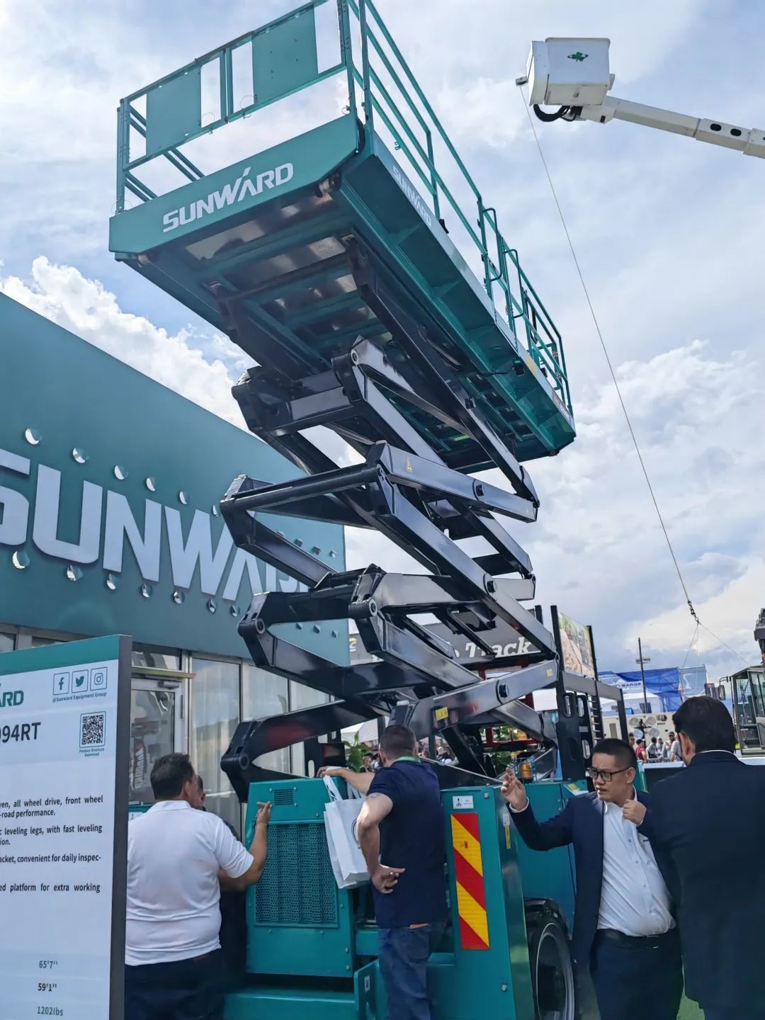 拉展直播 | 尊龙凯时ag智能高空精品亮相2023美国拉展，哪款是你的最爱？