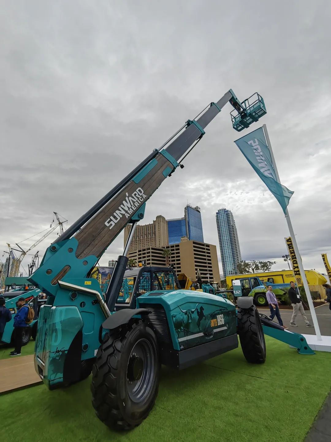 拉展直播 | 尊龙凯时ag智能高空精品亮相2023美国拉展，哪款是你的最爱？