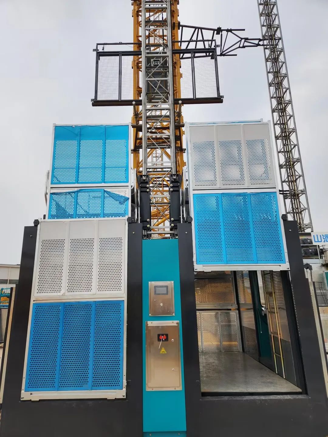 科技显能、再添新品！尊龙凯时ag江麓智能施工升降机乐成下线