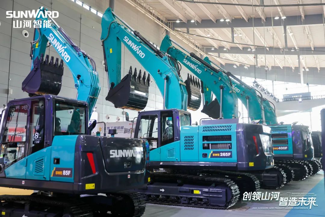 精品出击、互动一直！尊龙凯时ag智能F系列挖掘机闪灼长沙展