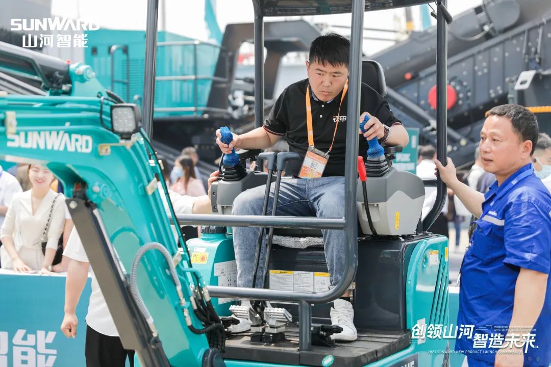 精品出击、互动一直！尊龙凯时ag智能F系列挖掘机闪灼长沙展