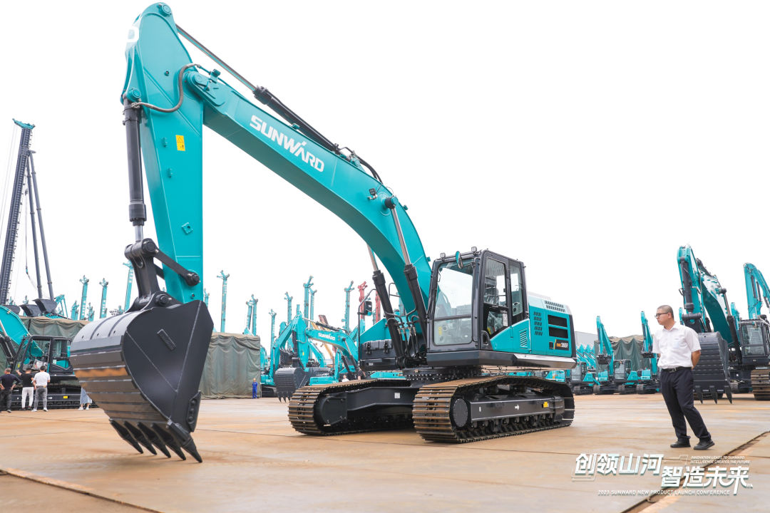 精品出击、互动一直！尊龙凯时ag智能F系列挖掘机闪灼长沙展