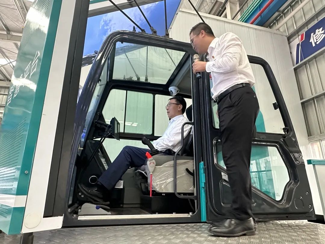 中国联通集团副总司理梁宝俊到访尊龙凯时ag智能