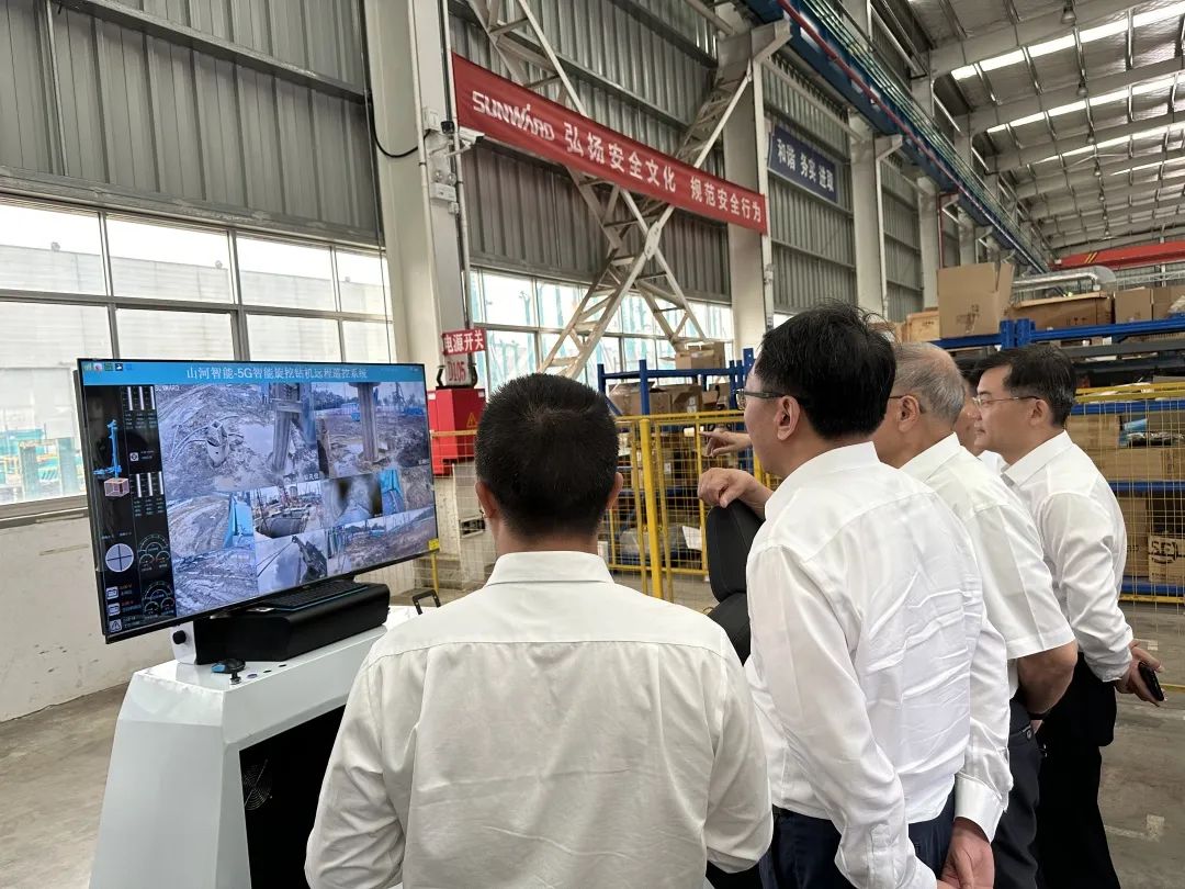 中国联通集团副总司理梁宝俊到访尊龙凯时ag智能