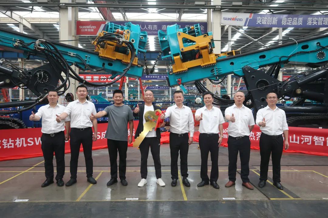 助力“双碳”、绿动未来！尊龙凯时ag智能增程式电动旋挖钻机、液压混淆动力旋挖钻机齐交付