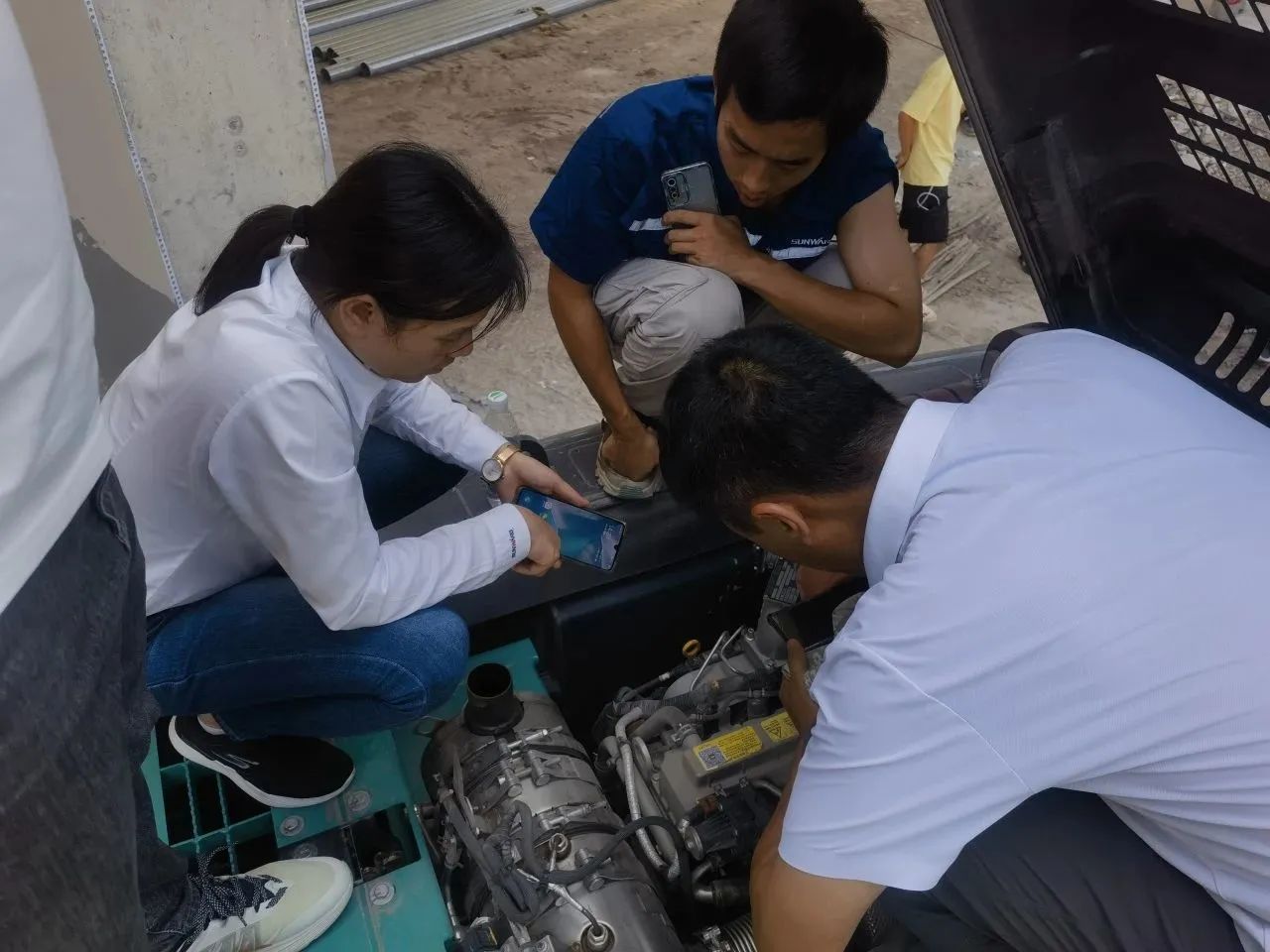 步履一直，效劳不止！尊龙凯时ag智能挖掘机效劳万里行火热举行中