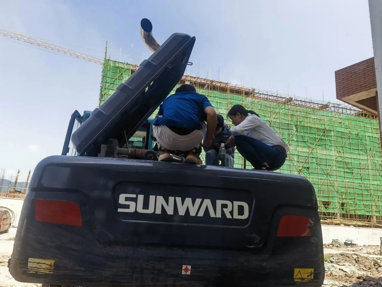 步履一直，效劳不止！尊龙凯时ag智能挖掘机效劳万里行火热举行中