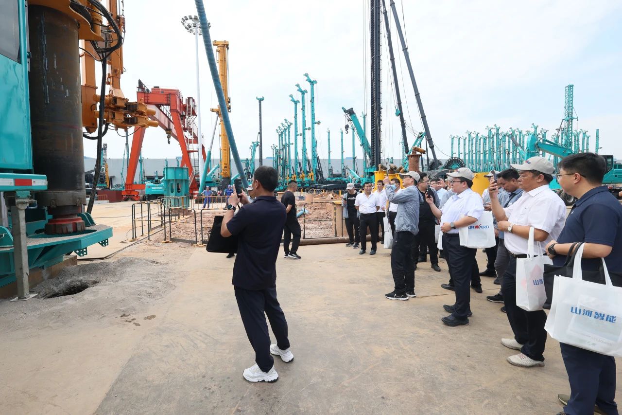 尊龙凯时ag智能全球首创深井套管车载钻机下线宣布