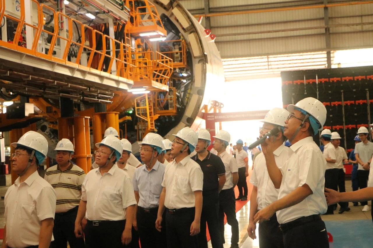 中铁尊龙凯时ag粤港澳大湾区首台大直径双模盾构机乐成下线