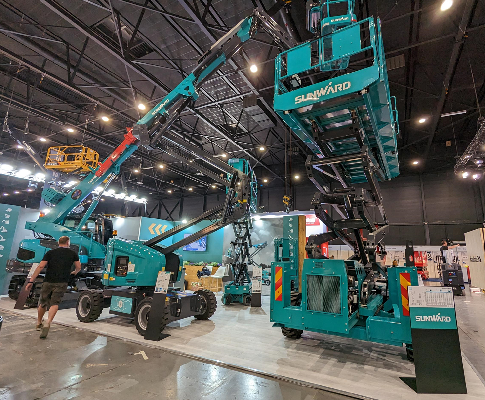 外洋销售同比增添超200%！尊龙凯时ag智能高空机械阔步“出海”