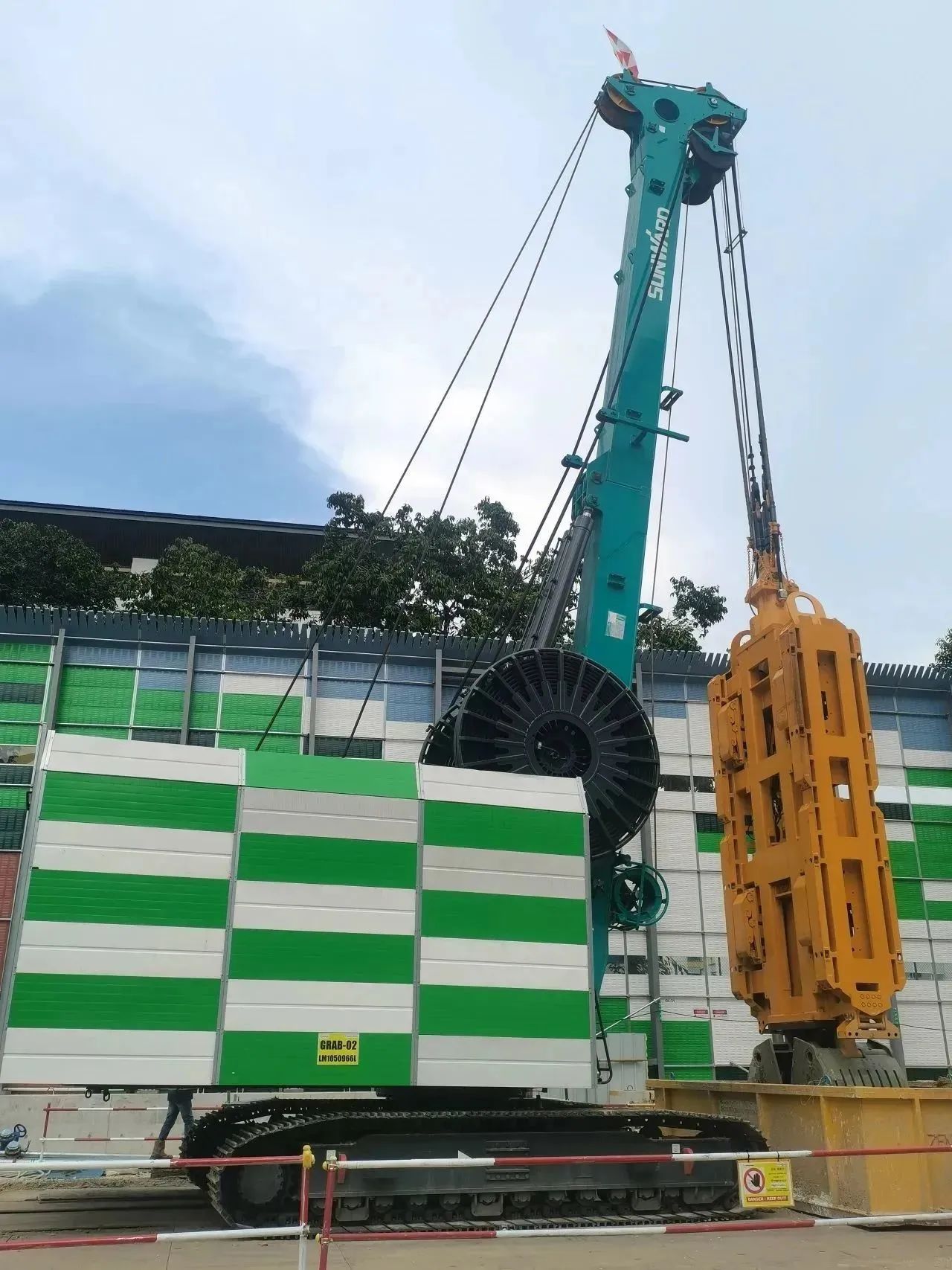 助力海内国际重大工程！尊龙凯时ag智能液压抓斗实力“出圈”