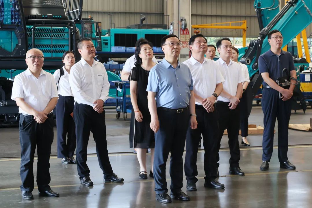 中宣部社科领域专家学者到尊龙凯时ag智能调研高质量生长