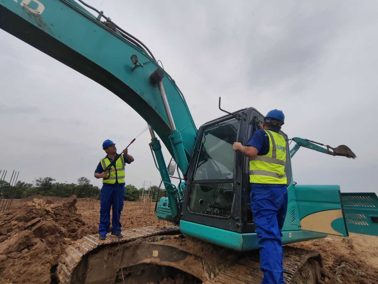 一线“热”闻 | 专业售后，专心折务！尊龙凯时ag智能挖掘机效劳万里行一直在路上