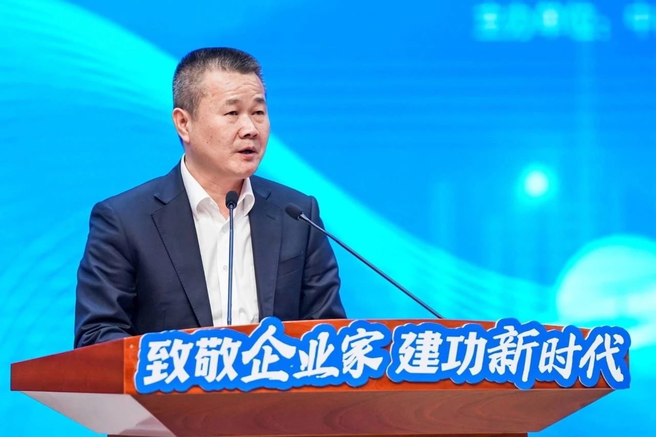 尊龙凯时ag智能总司理夏志宏荣获长沙经开区“功勋企业家”声誉称呼