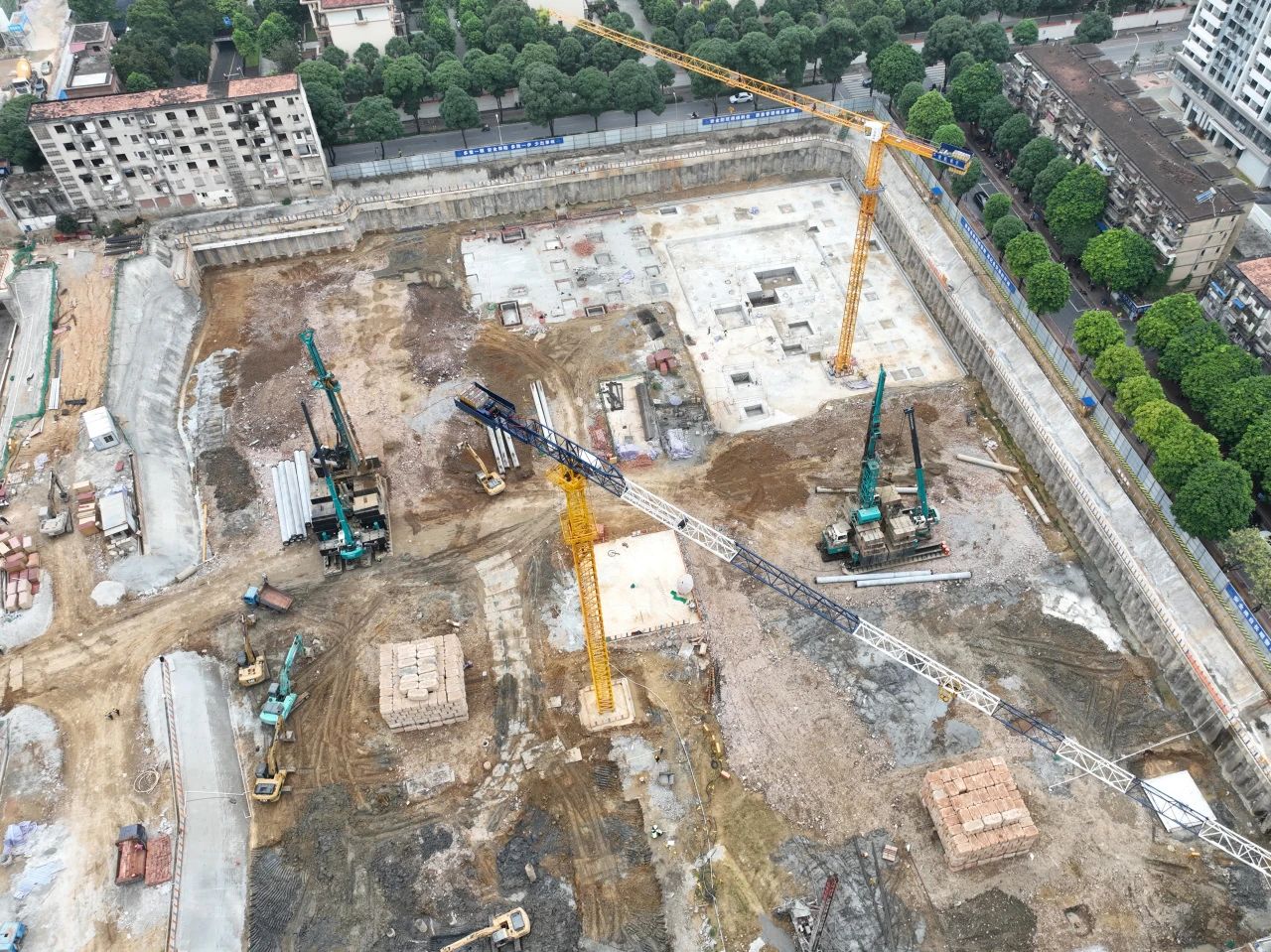 “绿巨人”显神威！尊龙凯时ag智能引孔式静力压桩机助建“绿城”南宁民生项目