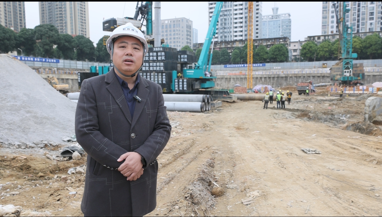 “绿巨人”显神威！尊龙凯时ag智能引孔式静力压桩机助建“绿城”南宁民生项目