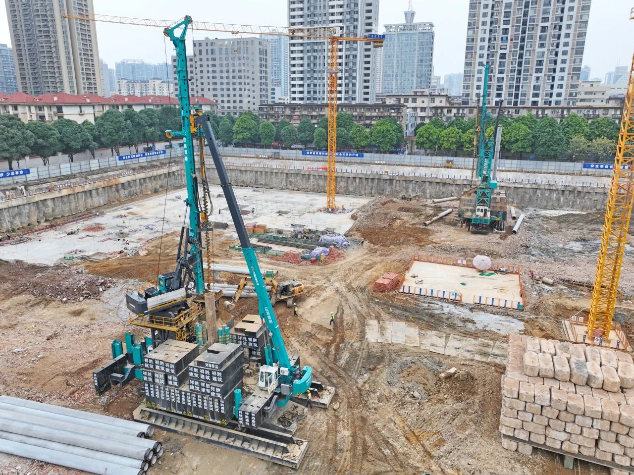 “绿巨人”显神威！尊龙凯时ag智能引孔式静力压桩机助建“绿城”南宁民生项目