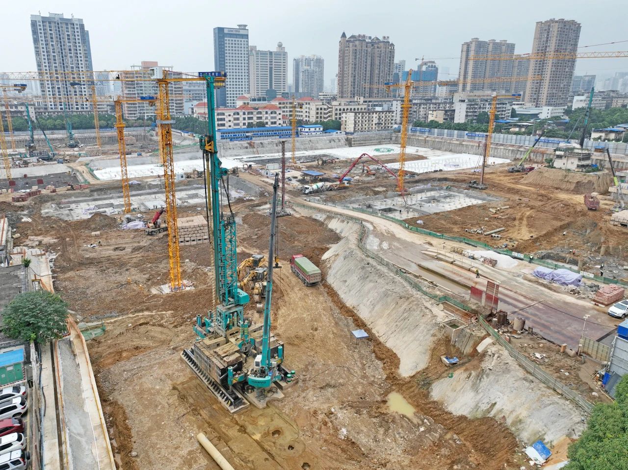 “绿巨人”显神威！尊龙凯时ag智能引孔式静力压桩机助建“绿城”南宁民生项目
