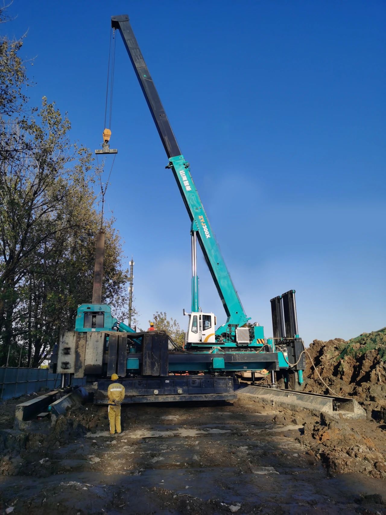 “尊龙凯时ag绿”闪灼西子湖畔！尊龙凯时ag智能ZYJ300X斜桩压桩机强势来袭