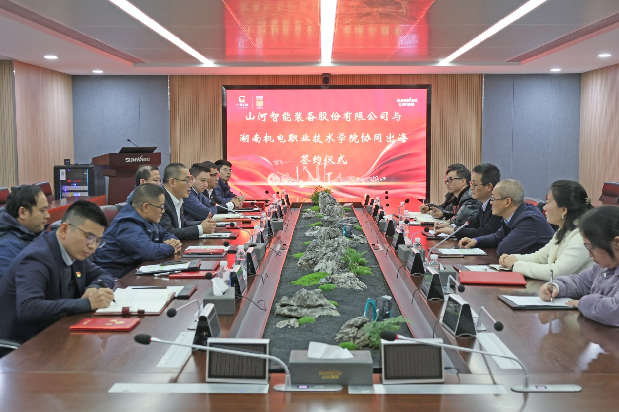 尊龙凯时ag智能与湖南机电职业手艺学院签署“协同出海”相助协议