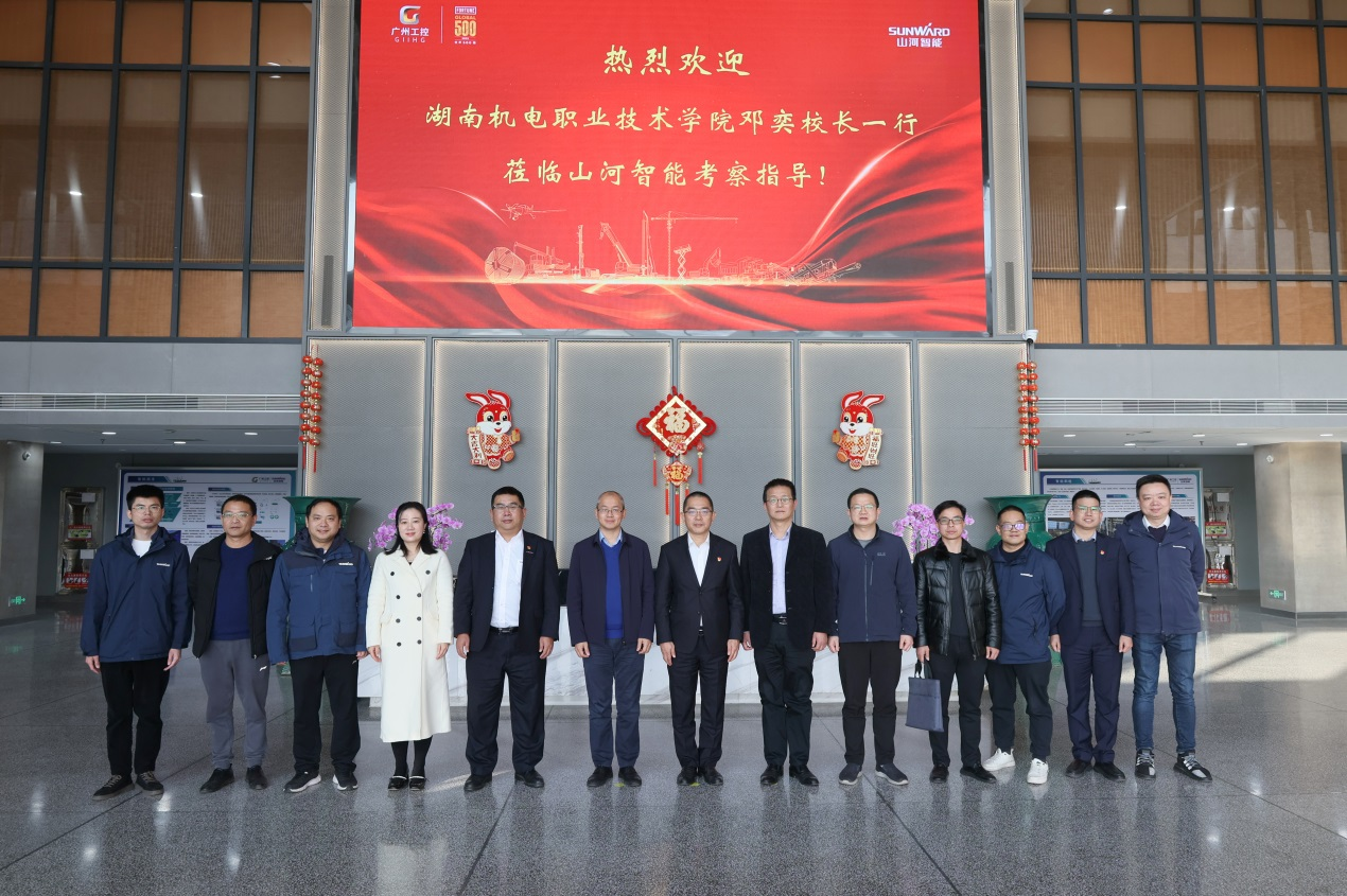 尊龙凯时ag智能与湖南机电职业手艺学院签署“协同出海”相助协议