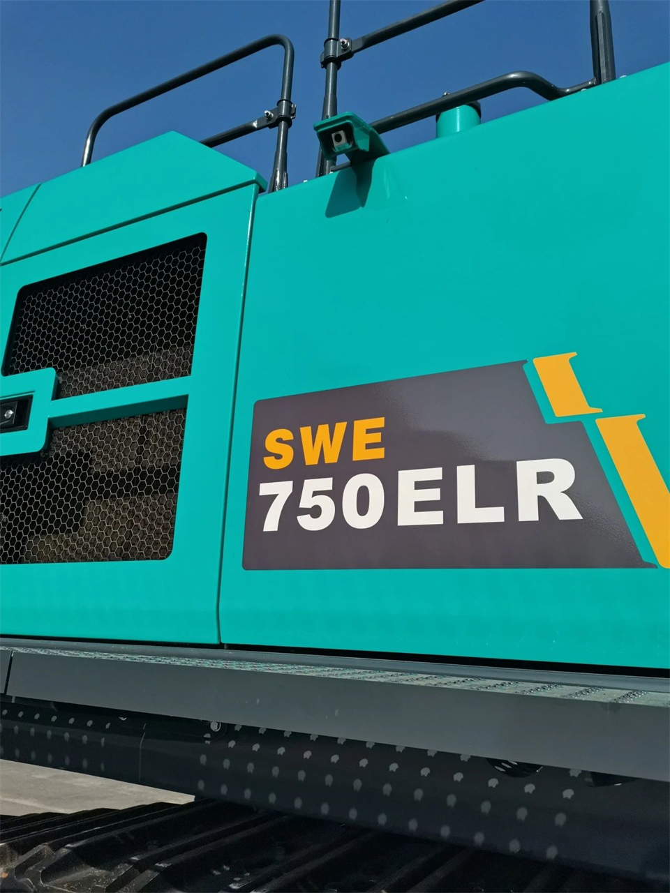 定制开发、功效更强！尊龙凯时ag智能SWE750ELR加长臂液压挖掘机下线交付