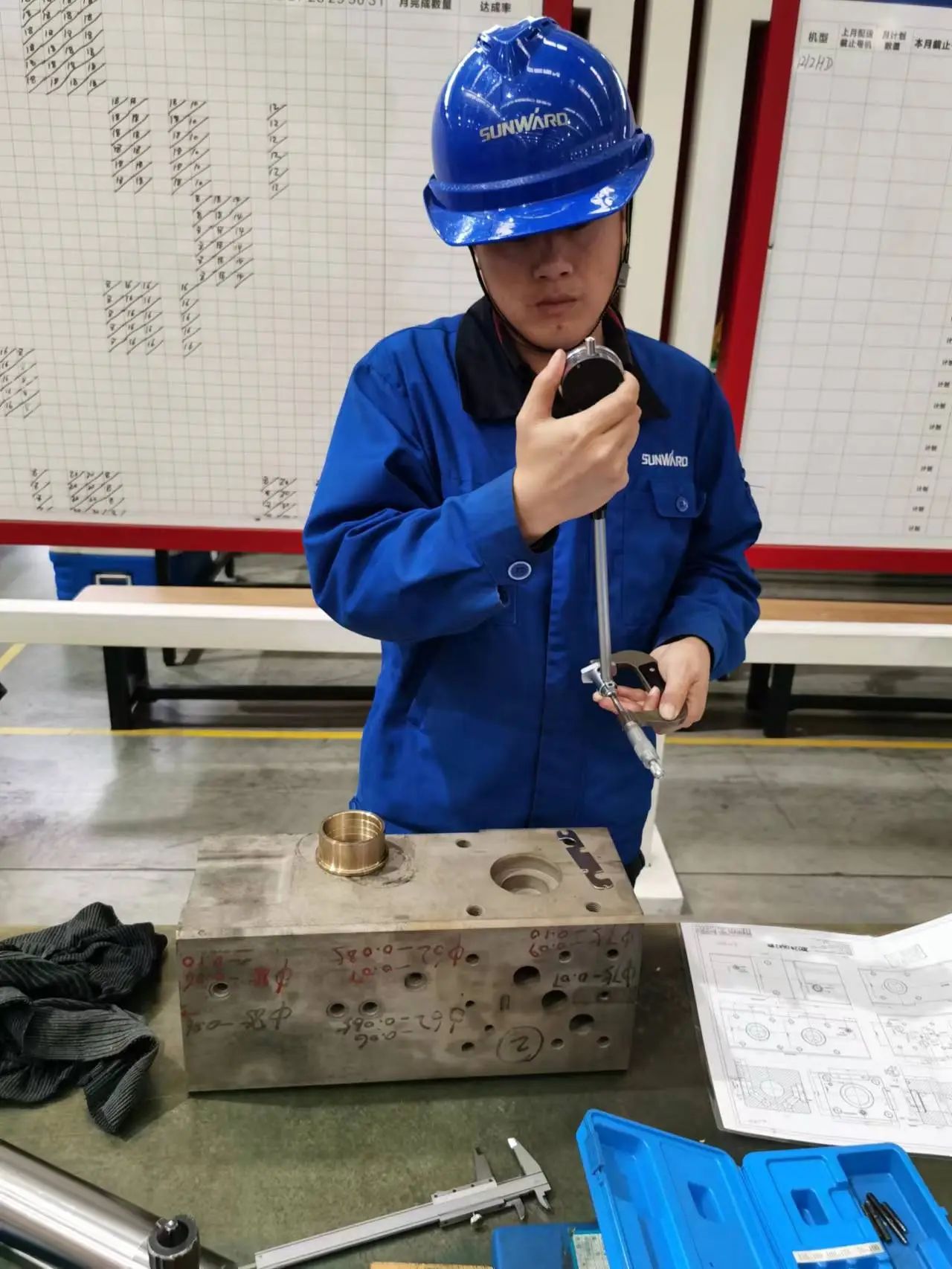 看尊龙凯时ag工匠们怎样用一双巧手“拿捏”事情、创立“事业”