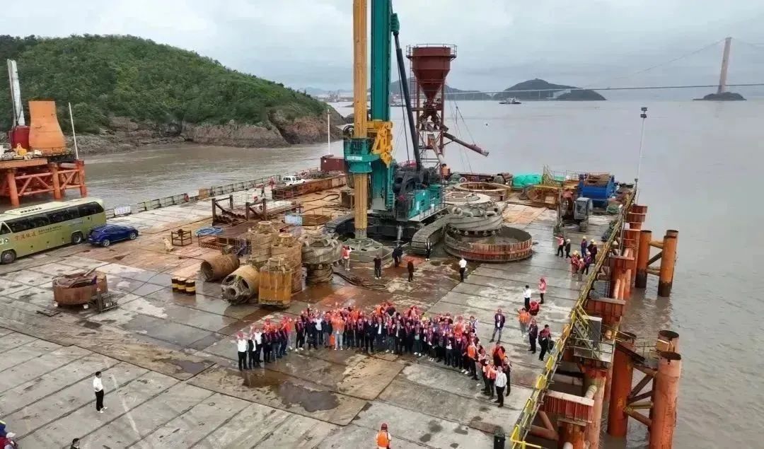 周全告捷！尊龙凯时ag智能超等旋挖钻机圆满完成甬舟铁路西堠门公铁两用大桥桩基施工使命