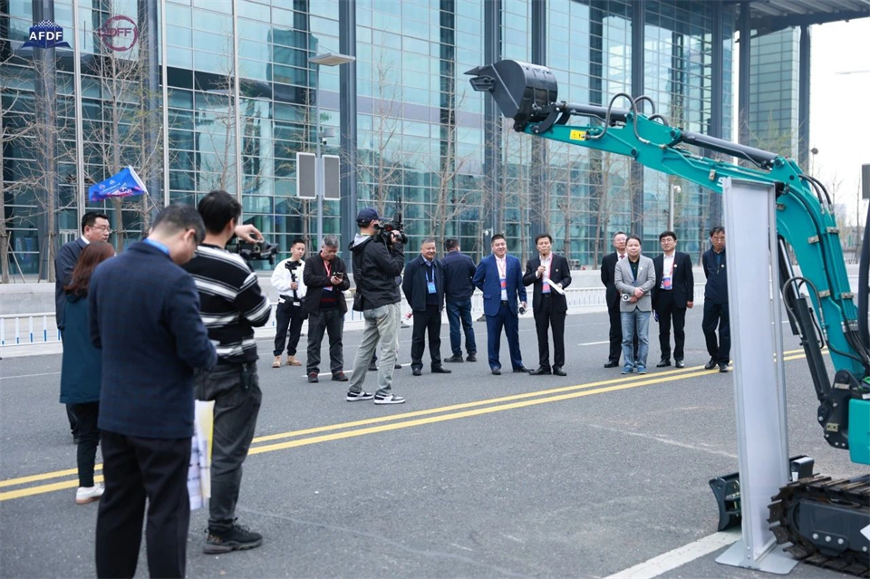 坚持立异，赋能工业！尊龙凯时ag智能出席第十三届深基础工程生长论坛