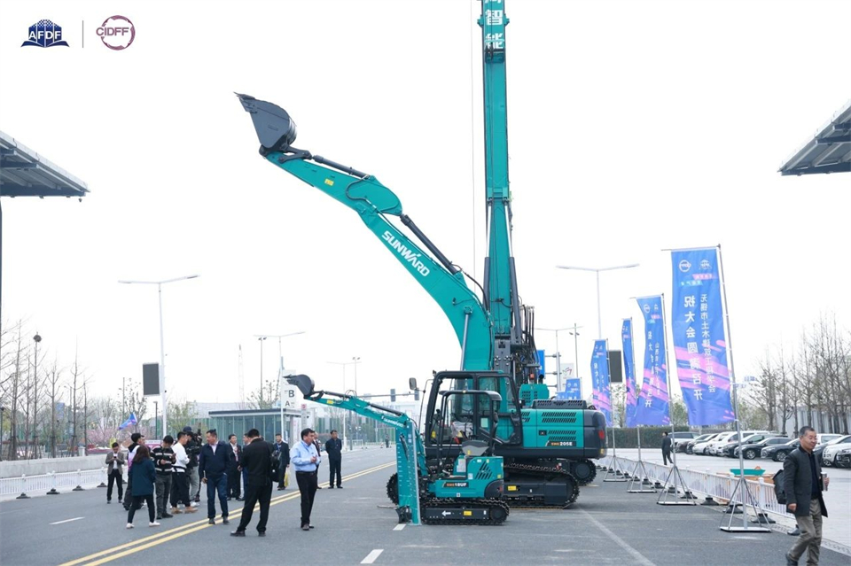 坚持立异，赋能工业！尊龙凯时ag智能出席第十三届深基础工程生长论坛