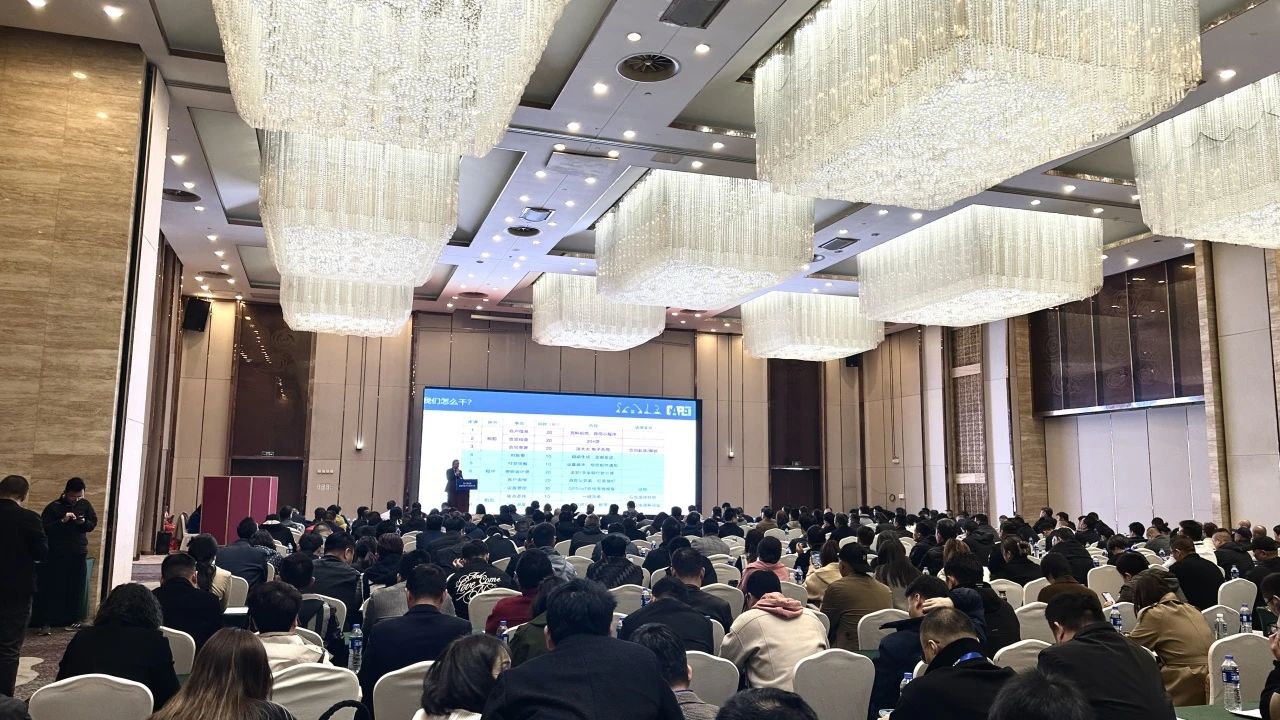 “爆品”来袭，签简单直！ 尊龙凯时ag智能艳服亮相第八届天下高空作业平台租赁大会